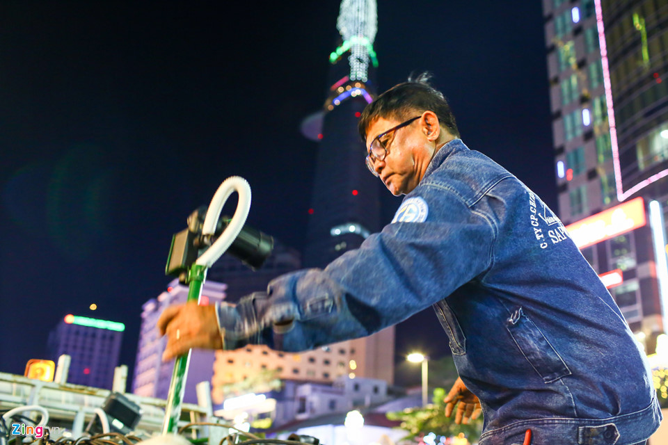 Nhiều người chờ đến khuya để xin hoa đêm bế mạc đường hoa Nguyễn Huệ